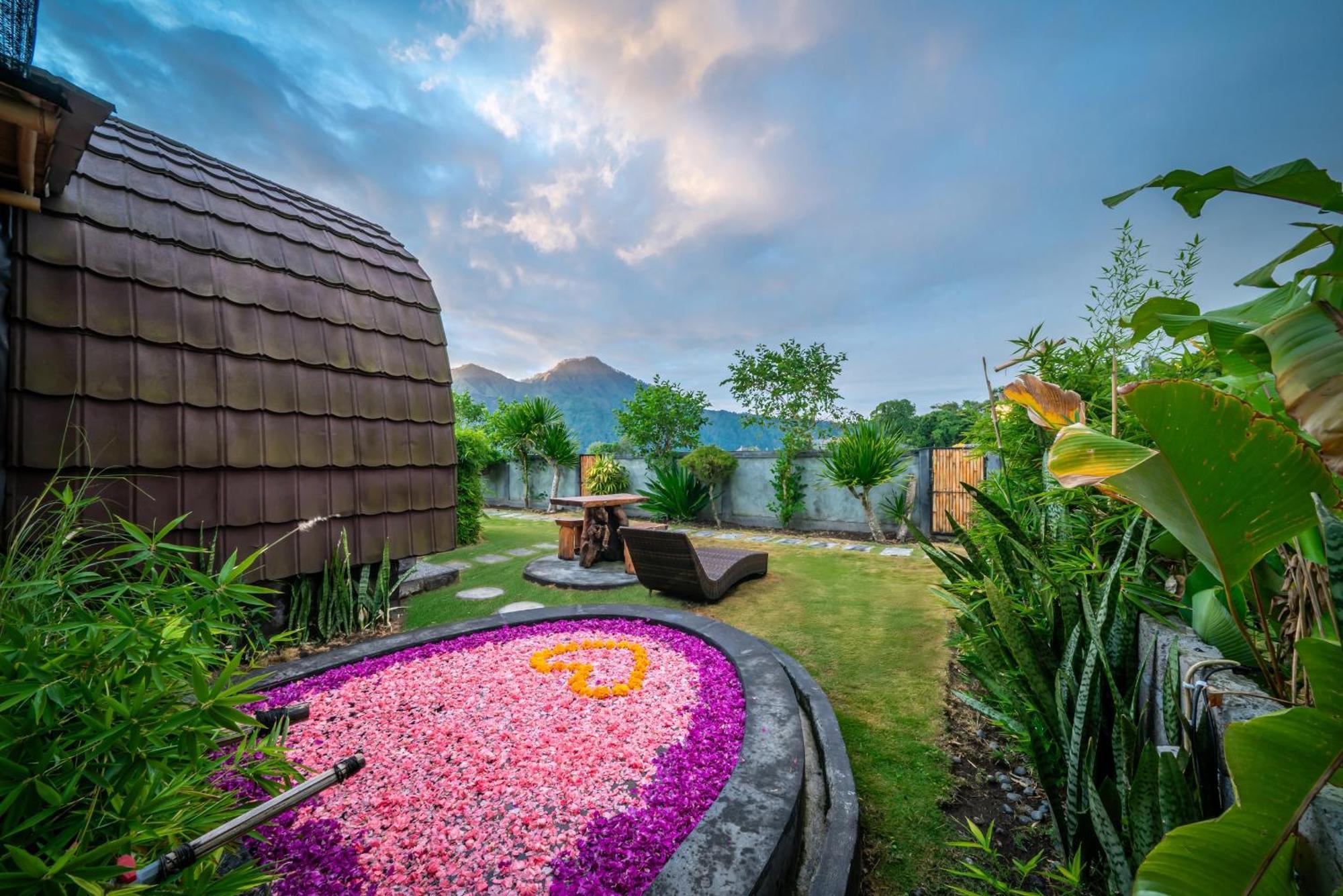 Tegal Bamboo Cottages & Private Hot Spring Baturaja  Dış mekan fotoğraf